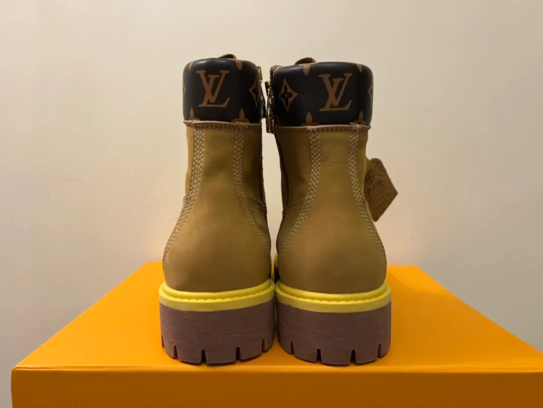 👟👟Ex-factory price 680👟👟 Men's size +10 LV x Timberland Louis Vuitton "Luxury Western" has been initially constructed, and the last link is the "shoes" that can make the style complete and communicative, so the "Shoe King of the Year" came into being. A major collaboration of the season, in a short video of only a few seconds, Fei Dong lifted the legs of his jeans to reveal a pair of classic Timberland rhubarb boots with the LV logo printed on the tongue. He then folded the tongue to reveal the Monogram logo printed on the inside. Size: 35-46
